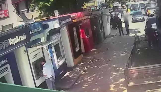 Elindeki çekiçle 8 ATM'ye zarar veren zanlının görüntüleri kameraya yansıdı