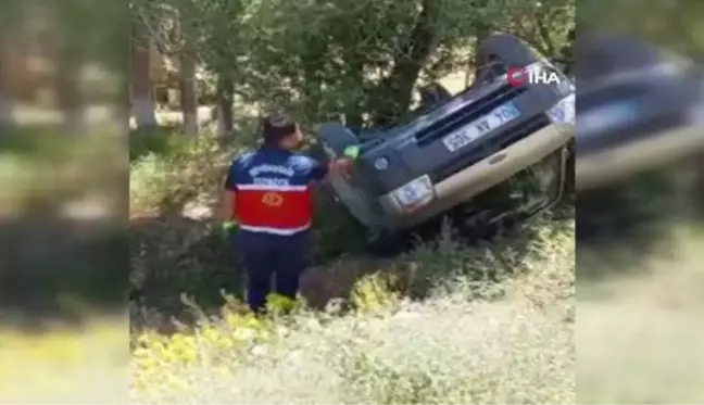 Gürpınar ilçesinde kontrolden çıkan kamyonetin takla atması sonucu 3 kişi yaralandı