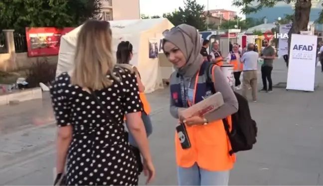 Van depremini yaşayan afetzede kadın gönüllü olarak afetlere karşı vatandaşı bilgilendiriyor