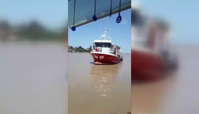 Kabotaj Bayramı kutlamasından dönen protokol üyelerini taşıyan tekne iskeleye çarptı