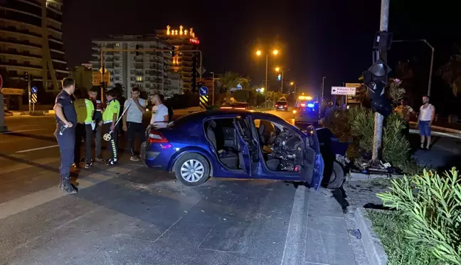 Alanya'da otomobil sinyalizasyon direğine çarptı, 1 kişi öldü, 3 kişi yaralandı