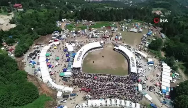 Kafkasör boğa güreşleri renkli görüntülere sahne oldu