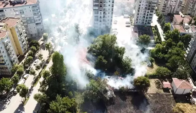 Son dakika haberleri... Otluk alanda başlayan yangın 2 ahır ve 1 barakayı küle çevirdi