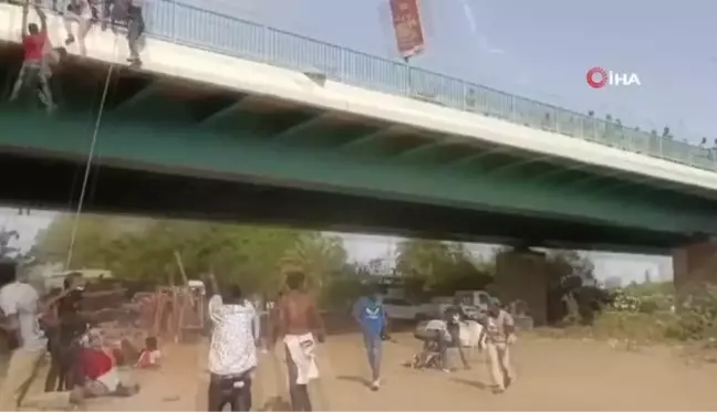 Sudan'da polisten kaçan göstericiler iple köprüden atladı