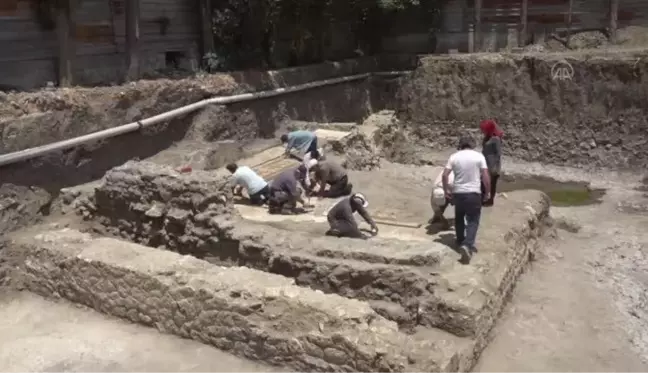 İnşaat kazısında Roma dönemi villa kalıntısı ve taban mozaiği bulundu