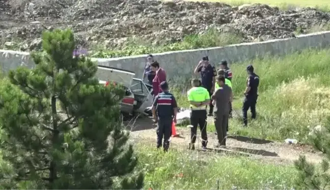 Otomobil duvara çarptı, 1 kişi öldü, 1 kişi yaralandı