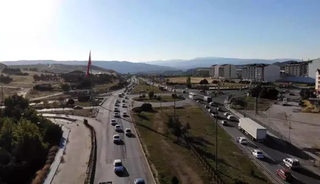 Tatil yolculuğu başladı: 43 ilin geçiş noktasında trafik yoğunluğu