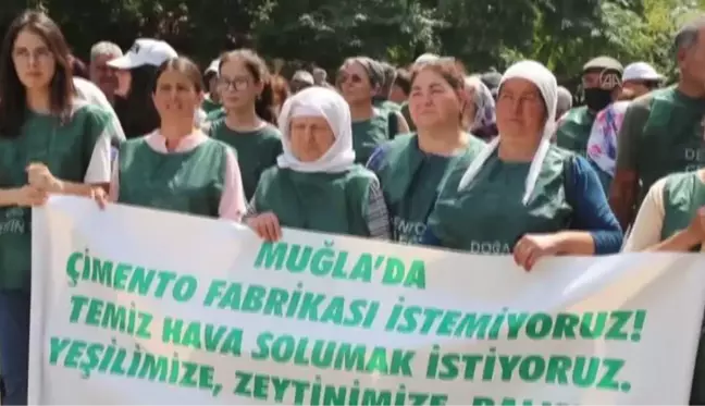 Çimento fabrikası kurulmasını istemeyen köylüler Menteşe Belediyesi önündeki eylemlerine devam etti