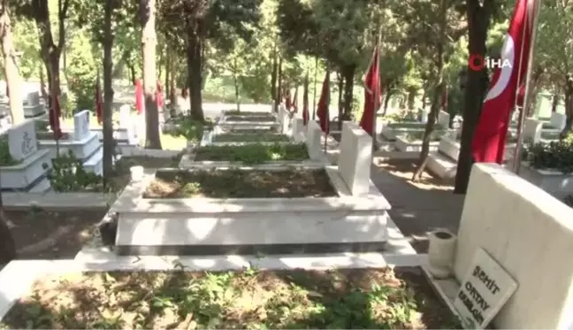 Son dakika haber | İzmir'de şehitliklerde buruk bayram arefesi