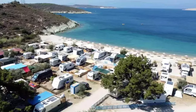 İzmir'in gözde tatil merkezlerinden Foça'da tatilci yoğunluğu