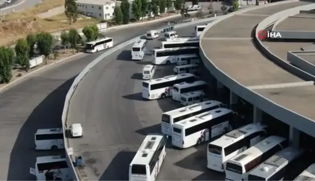 İzmir Şehirlerarası Otobüs Terminali'nde bayram yoğunluğu