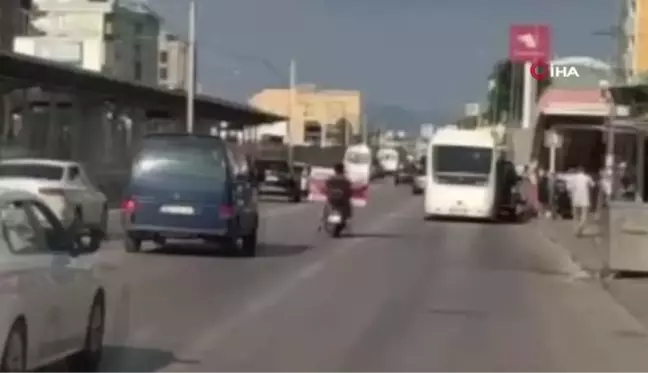 Motosikletin üstünde televizyon taşıdı... Trafikte tehlikeli taşımacılık kamerada