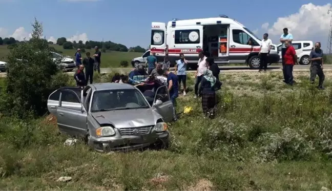 Tarlaya uçan otomobildeki 3 kişi yaralandı