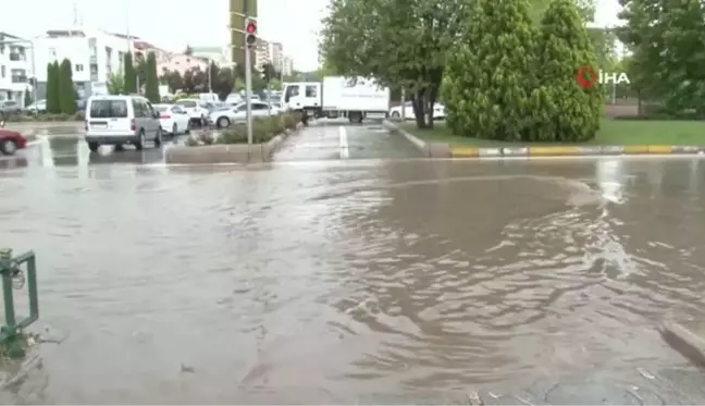 Eskişehir'de sağanak yağış kabusu: Mahsur kalan çocuğu sırtında taşıyarak karşıya geçirdi