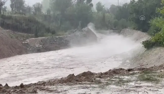 Bolu'da sağanak ve dolu taşkınlara ve hasara neden oldu