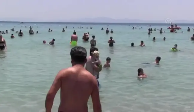 Kuşadası'ndaki plajlarda bayram tatili yoğunluğu