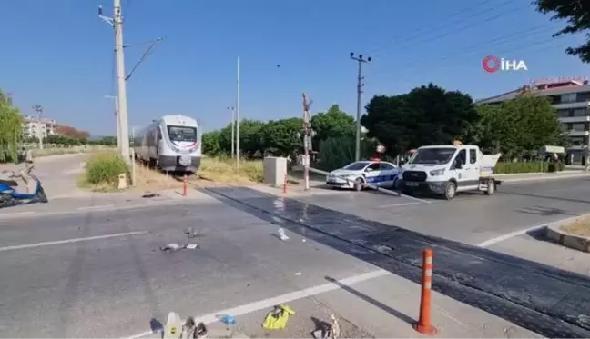 İzmir'de trenle motosiklet çarpıştı: 1 ağır yaralı