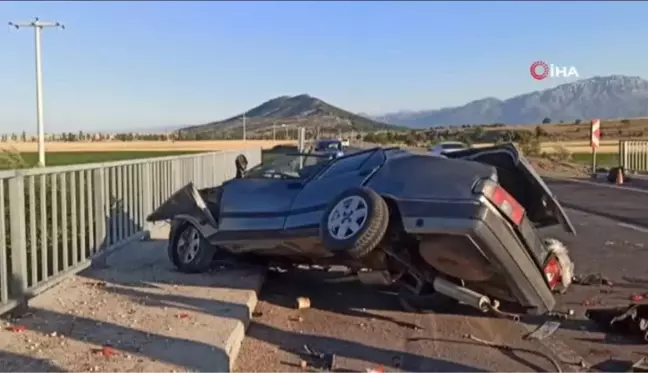 Otomobil köprü bariyerine çarptı, motoru fırladı: 2 yaralı