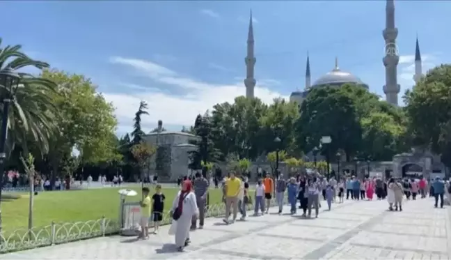 (TIMELAPSE) İstanbul'da bayramın son günü meydanlarda yoğunluk oluştu