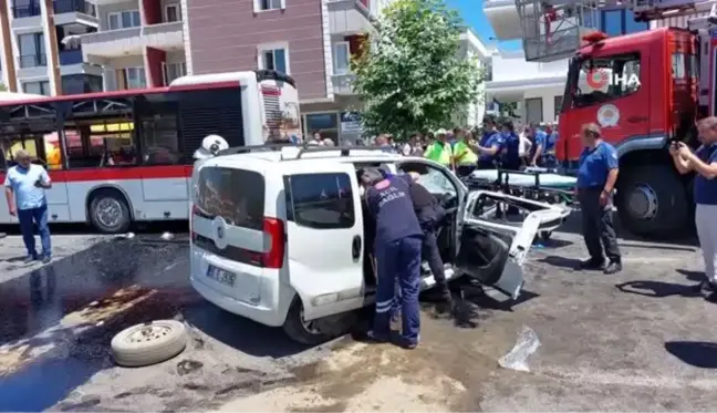 Hafif ticari araç halk otobüsüne çarptı: 2 ölü, 3 ağır yaralı