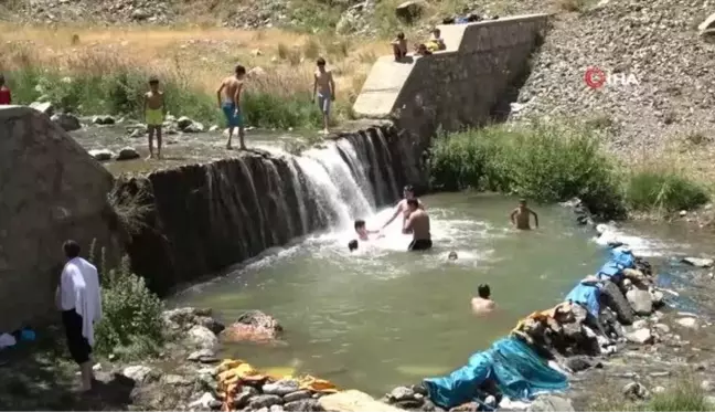 Muş'ta sıcaktan bunalan çocuklar çareyi çayda serinlemekte buldu