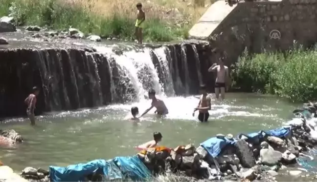 Sıcaktan bunalan çocuklar derede serinliyor