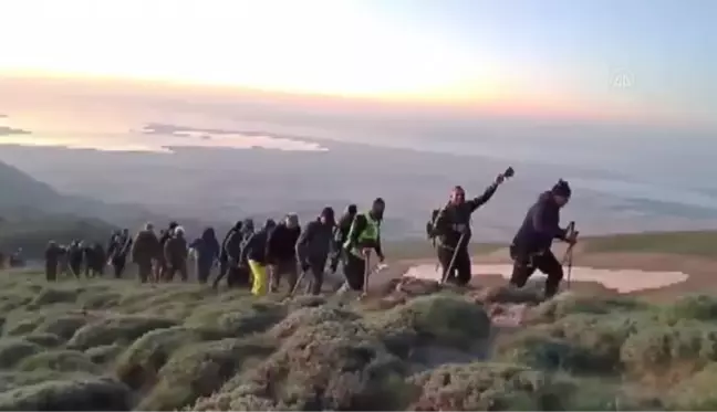 Van Gölü'ndeki kirliliğe dikkat çekmek için Süphan Dağı'na tırmandılar