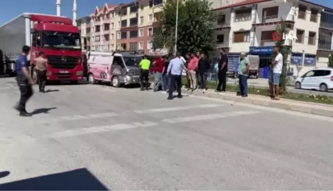 Son dakika haber: Konya'da 3 aracın karıştığı kazada 3 kişi yaralandı