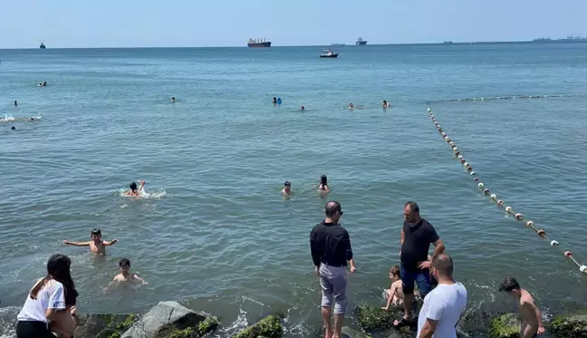 Florya'da kanalizasyondan denize akan kirli su vatandaşları tedirgin ediyor