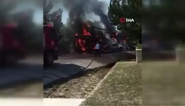 Saman yüklü tır alev topuna döndü... Yangın ormanlık alana da sıçradı