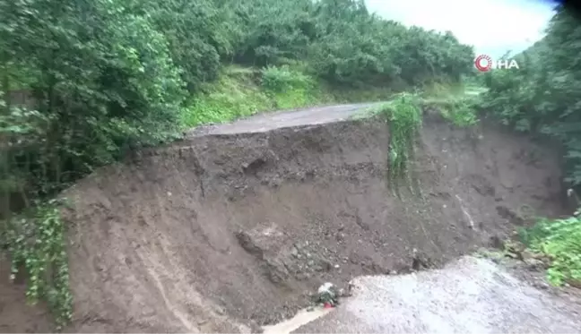 Son dakika haberleri! Heyelan nedeniyle mahallesine ulaşım kapandı, ölümü göze alıp dereden böyle geçti