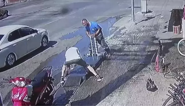 İş yerinin önünden elektrikli bisiklet hırsızlığı kameraya yansıdı