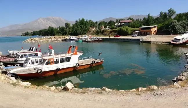 Van Gölü suyunun çekilmesiyle balıkçı tekneleri karaya oturdu