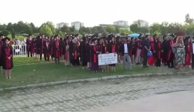 Erciyes Üniversitesi İktisadi ve İdari Bilimler Fakültesinde mezuniyet sevinci