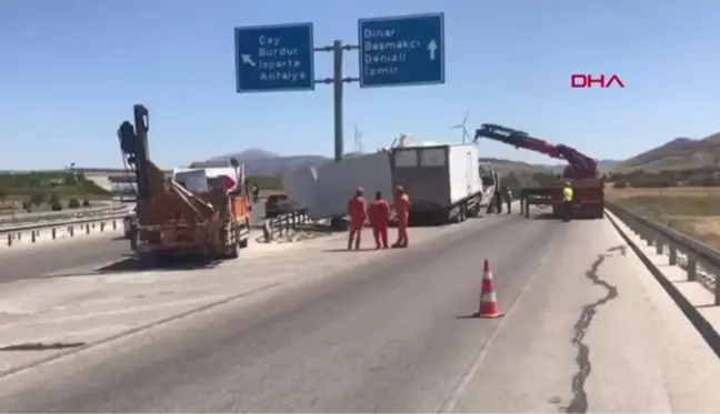 BARİYERLERE VE YÖN LEVHASI DİREĞİNE ÇARPAN TIR'IN SÜRÜCÜSÜ YARA ALMADI