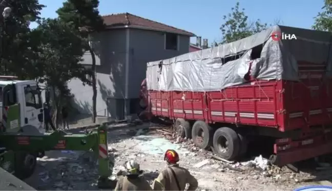 Sarıyer'de gecekondunun üzerine uçan kamyonun enkazı kaldırıldı