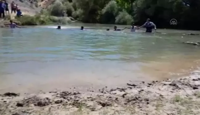 Serinlemek için çaya giren amca ile yeğen boğuldu