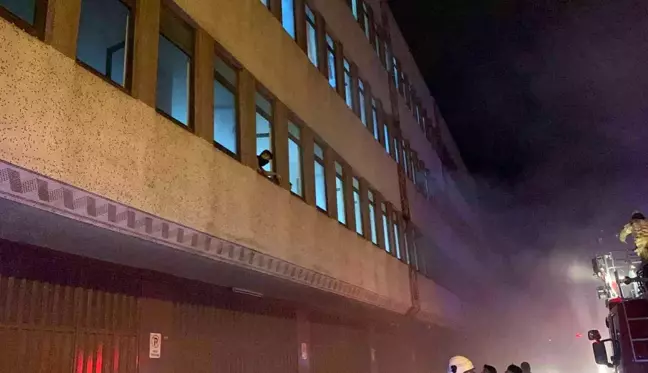 Son dakika haberi | Bayrampaşa'da yangın çıkan iş yerinde mahsur kalan 3 kişiyi ve köpeği itfaiye kurtardı