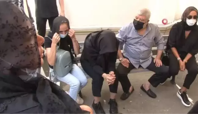 Ünlü sanatçı Ebru Gündeş annesini son yolculuğuna uğurladı