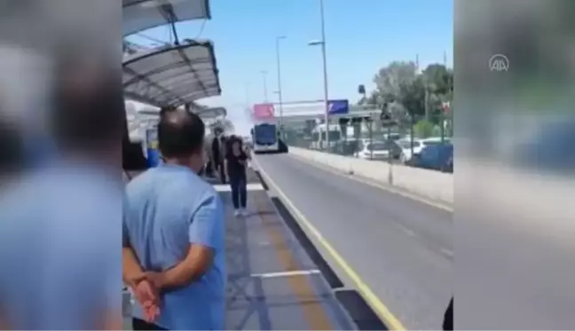 İstanbul'da duman çıkararak arızalanan metrobüsün yolcuları tahliye edildi