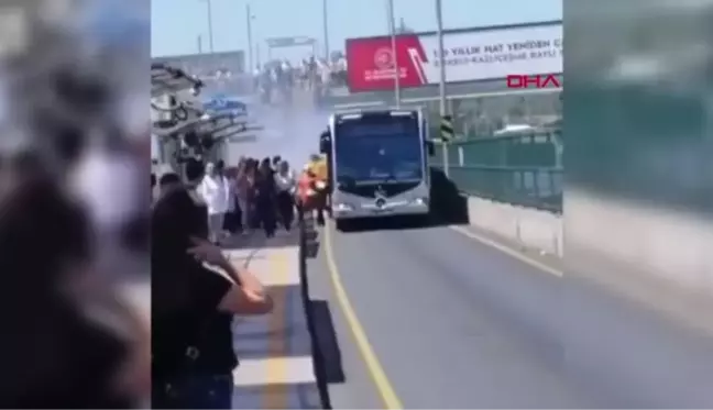 İSTANBUL-ÜSKÜDAR'DA METROBÜSTEN DUMANLAR YÜKSELDİ,YOLCULAR TAHLİYE EDİLDİ