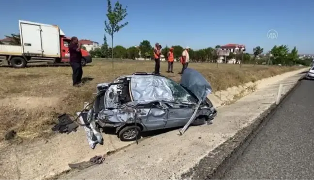 Tırın çarptığı otomobil kullanılamaz hale geldi