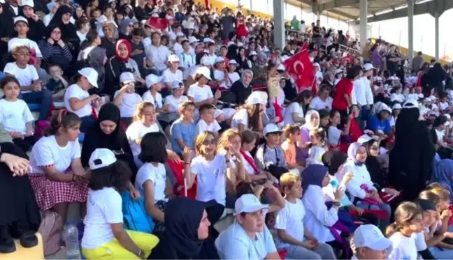 Bağcılar Belediyesi Yaz Spor Okulları'nın kapanışında şöhretler karması maçı