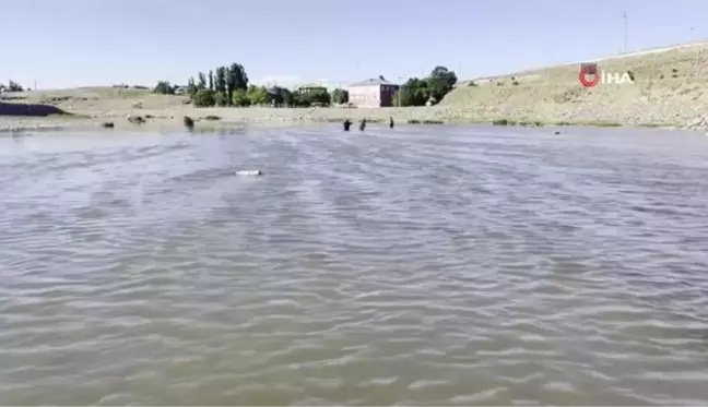 Sıcaktan bunalan vatandaşlar nehre girerek hem serinledi hem de balık tuttu