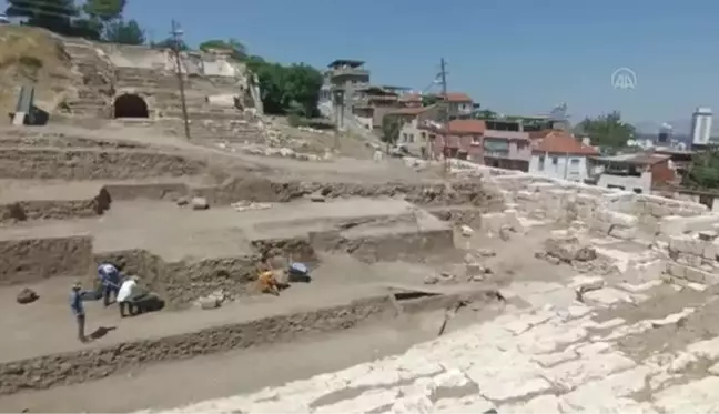 Smyrna Tiyatrosu kazılarında 1800 yıllık heykel başı bulundu