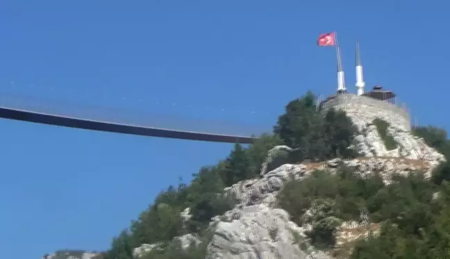 Kışın Kar Nedeniyle Zarar Gören Asma Köprünün Tamir Edilmemesini Protesto İçin Şiir Yazdı