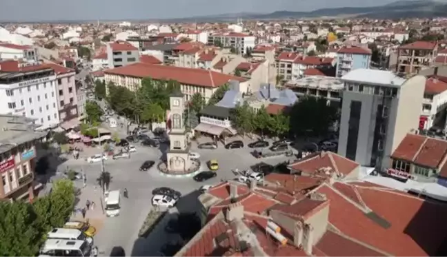 Afyon haberleri: AFYONKARAHİSAR - Emirdağ'ın çarşılarında gurbetçilerin gelişiyle hareketlilik yaşanıyor