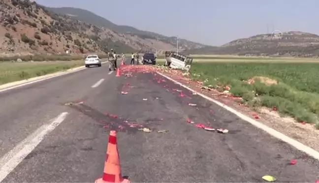 Gaziantep haberi! GAZİANTEP - Kamyonetin devrilmesi sonucu 2 kişi yaralandı