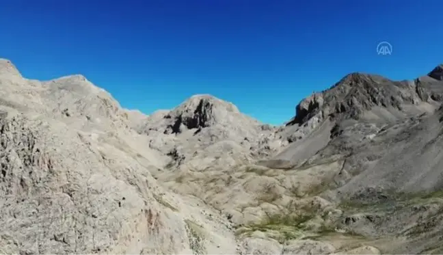 Munzur Dağları'ndaki Karagöl, doğal güzelliğiyle doğaseverleri ağırlıyor