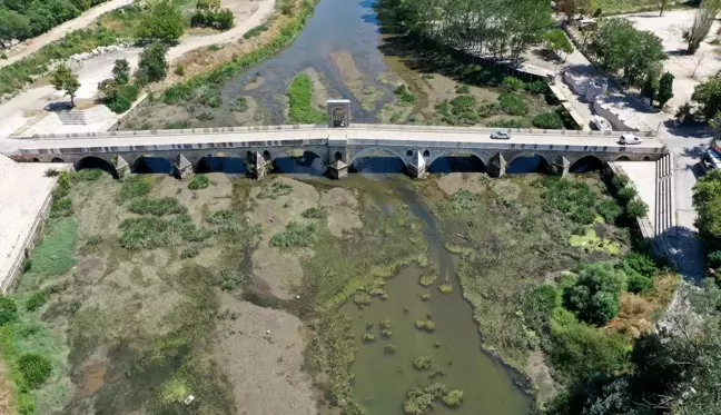 Tunca Nehri'nde debinin düşmesiyle çöpler ortaya çıktı